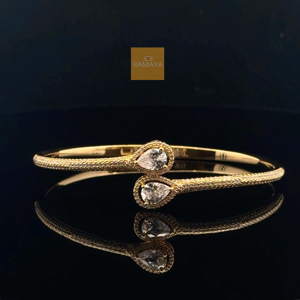 Elegant Gold Bracelet with Pear-Shaped Gemstones