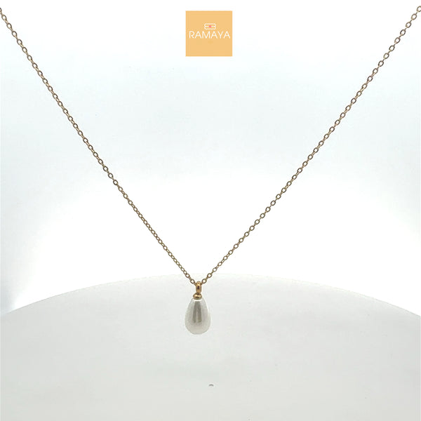 Elegant Gold Chain with Pearl Pendant
