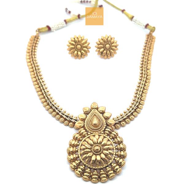 Elegant Gold Necklace and Earrings Set