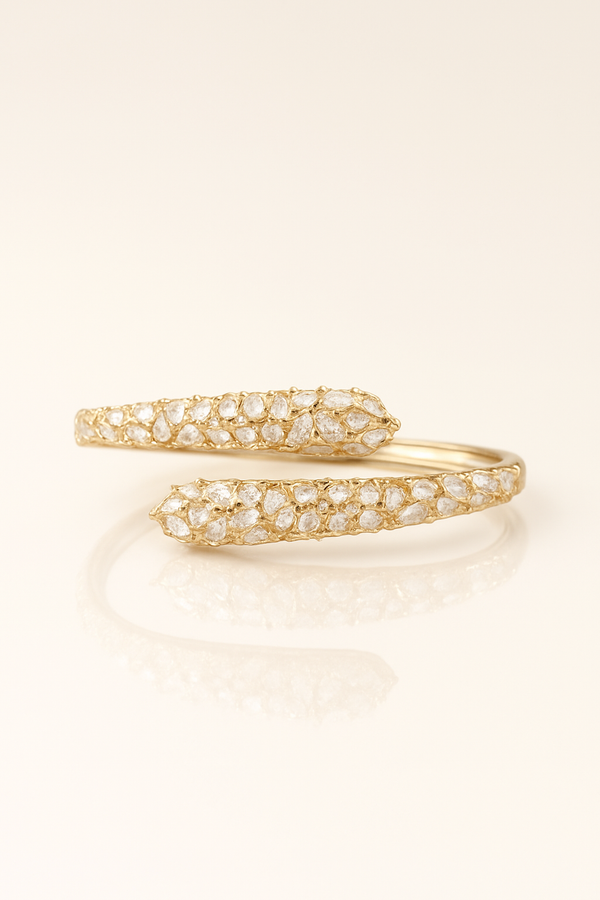 Elegant Gold Bracelet with Sparkling Diamonds