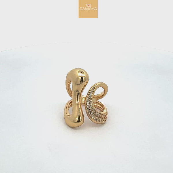 Elegant Gold Ring with Sparkling Detail